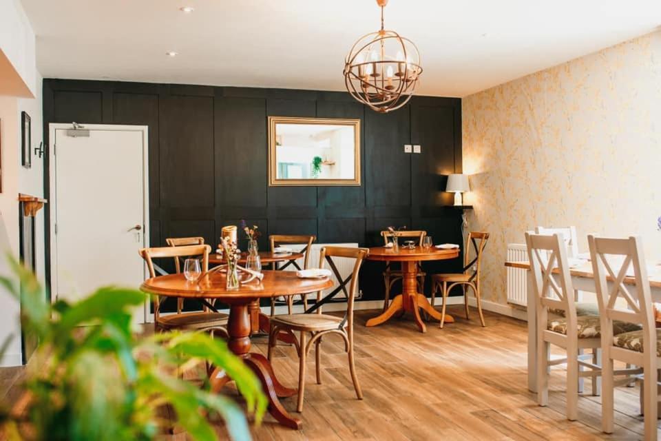 Jt Abergwaun Hotel Фишгард Екстериор снимка